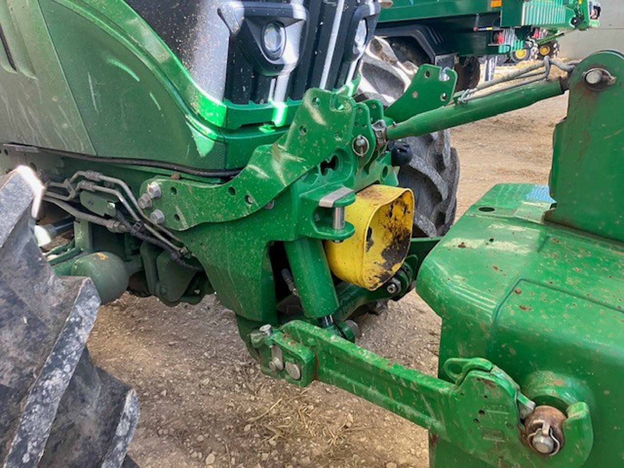 John Deere 6215R - Farm tractor: picture 4 John Deere 6215R - Farm tractor: picture 4