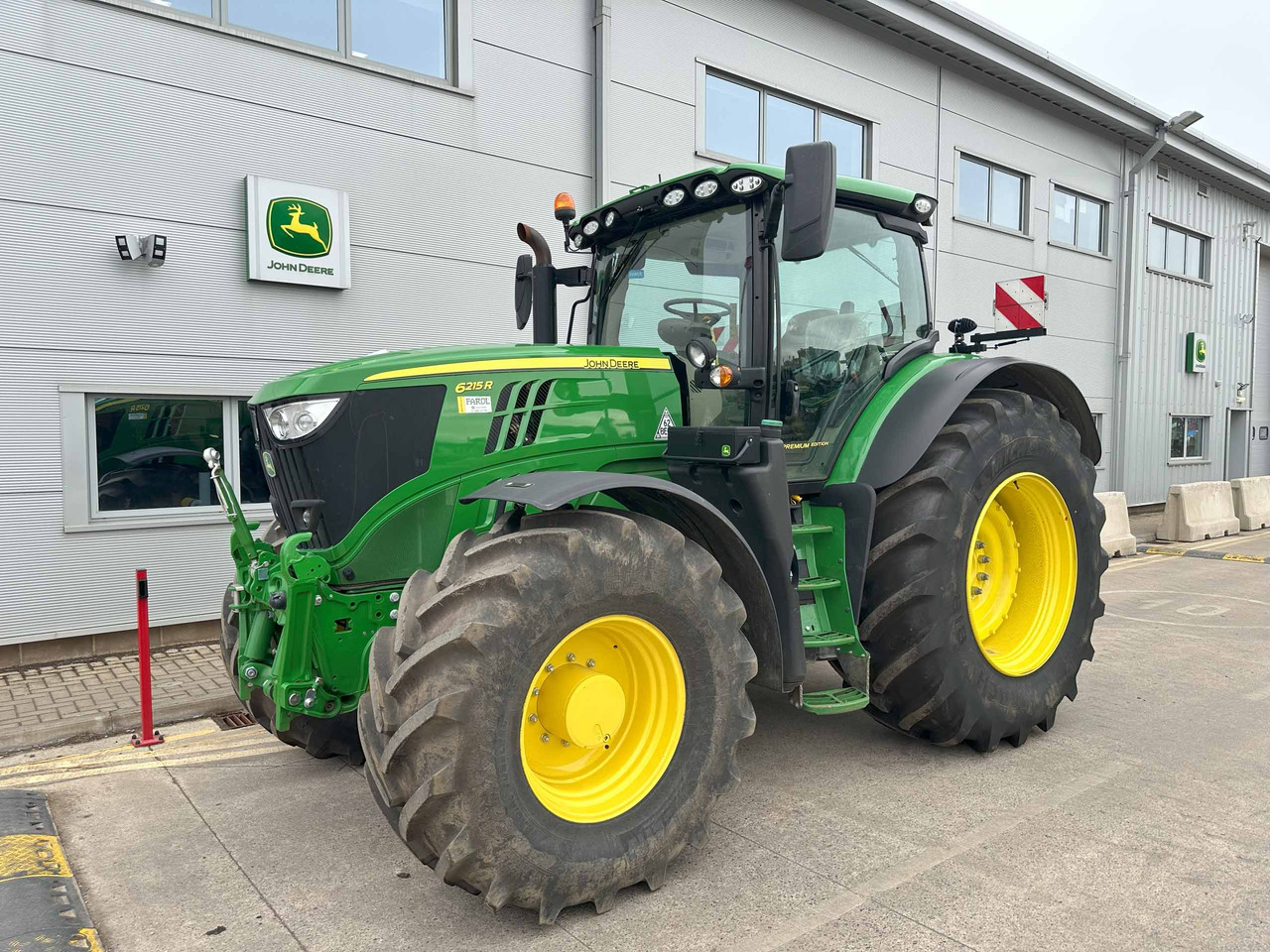John Deere 6215R - Farm tractor: picture 1 John Deere 6215R - Farm tractor: picture 1