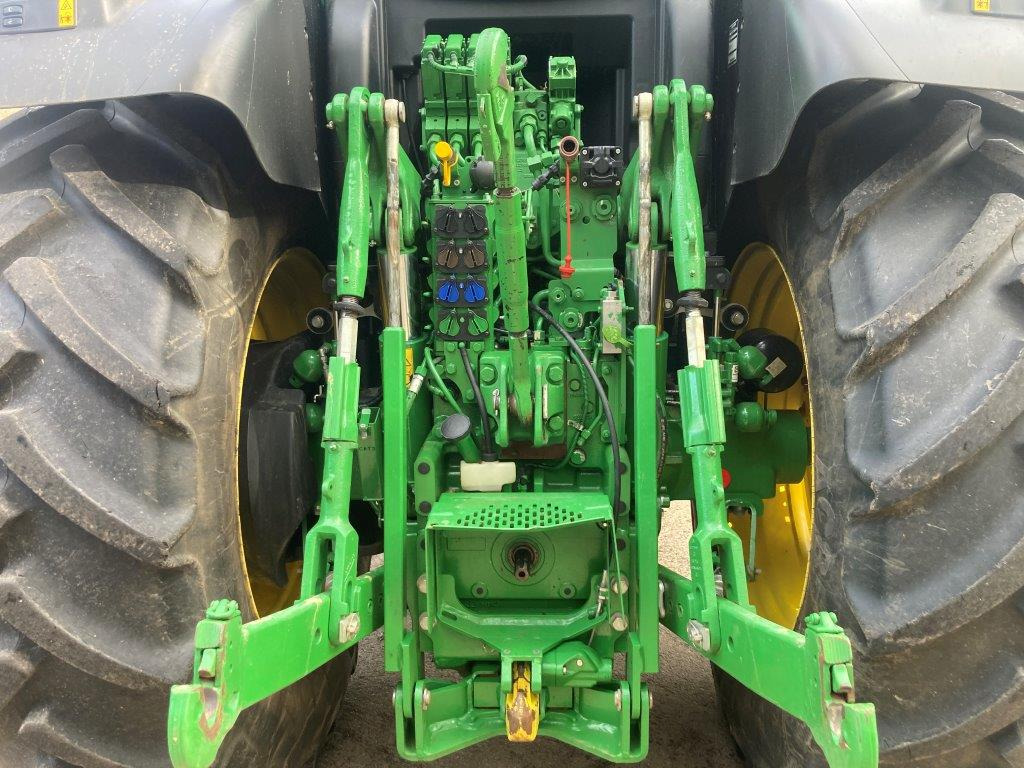 John Deere 6R 215 - Farm tractor: picture 5 John Deere 6R 215 - Farm tractor: picture 5
