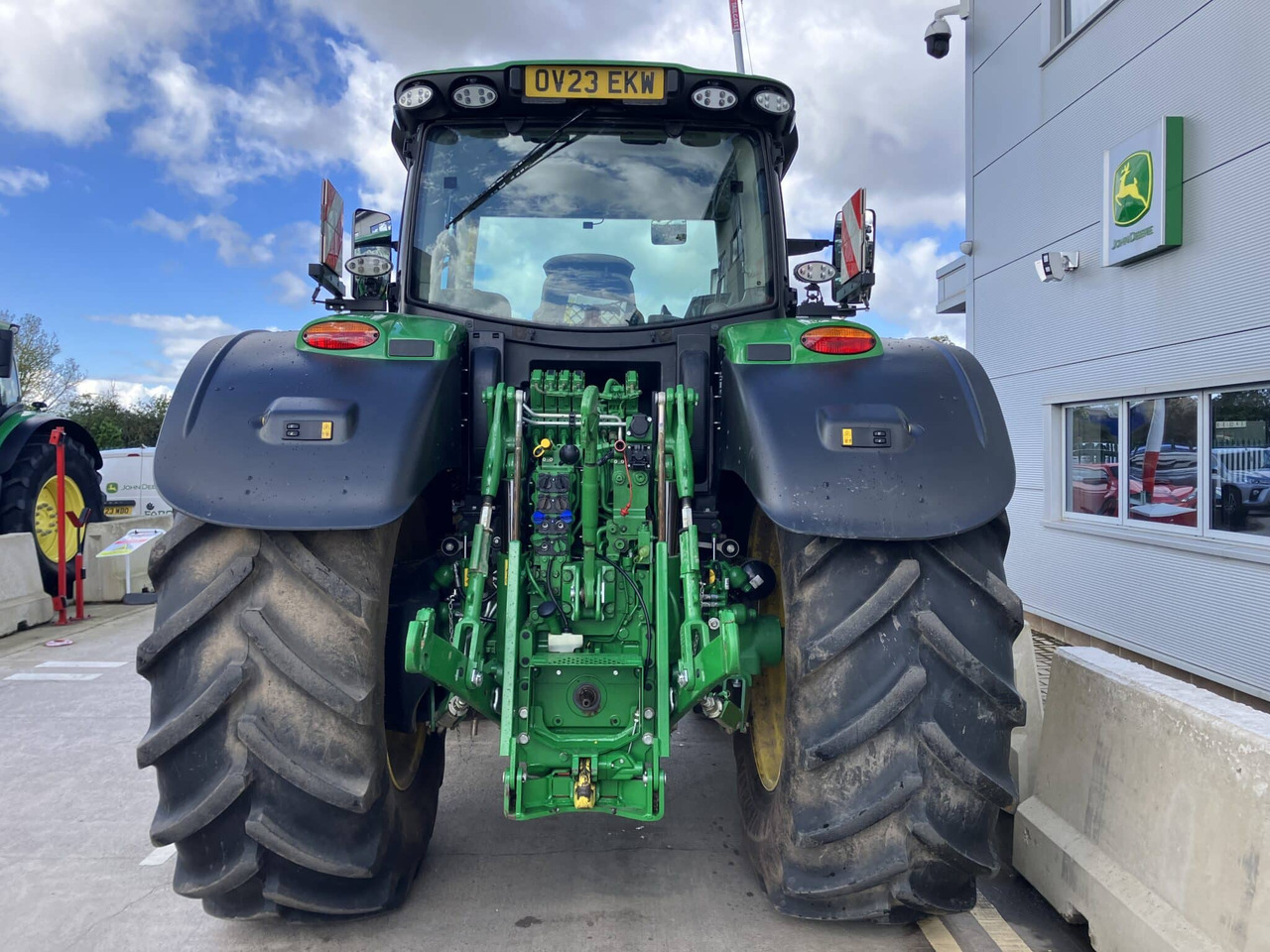 John Deere 6R 215 - Farm tractor: picture 4 John Deere 6R 215 - Farm tractor: picture 4