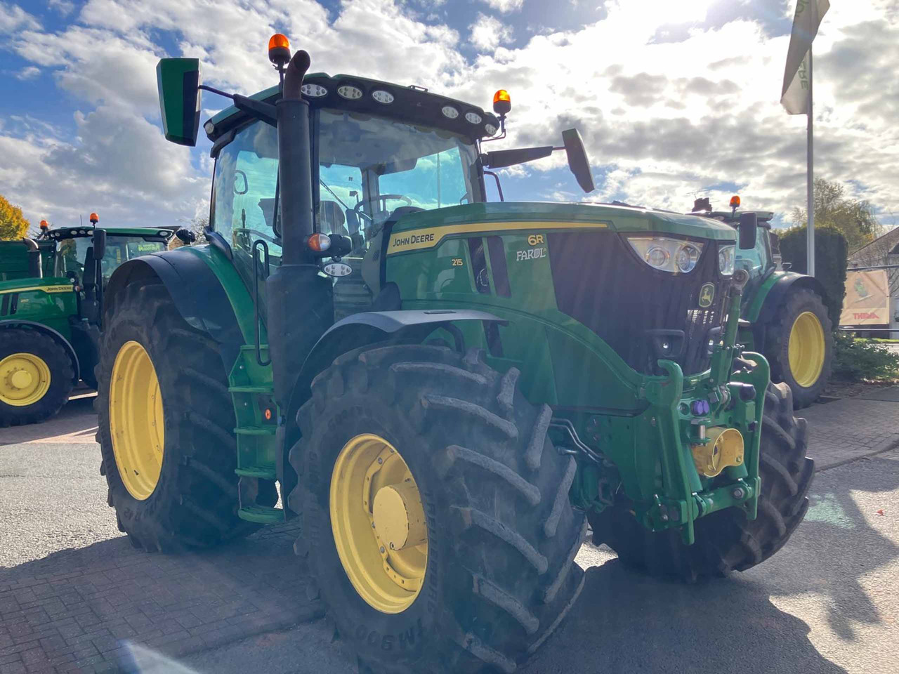 John Deere 6R 215 - Farm tractor: picture 3 John Deere 6R 215 - Farm tractor: picture 3