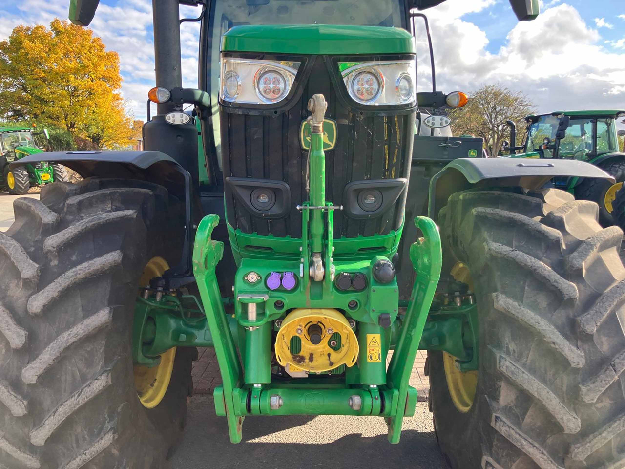 John Deere 6R 215 - Farm tractor: picture 2 John Deere 6R 215 - Farm tractor: picture 2