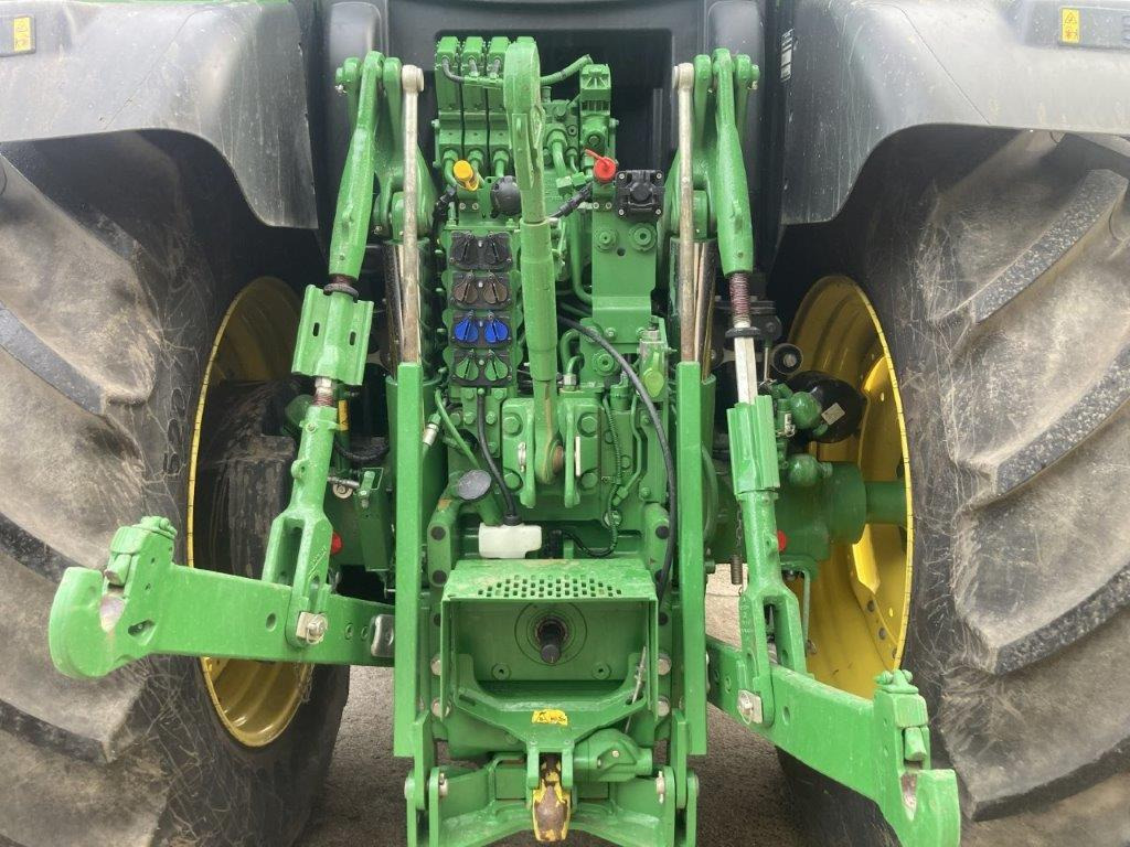 John Deere 6R 215 - Farm tractor: picture 5 John Deere 6R 215 - Farm tractor: picture 5