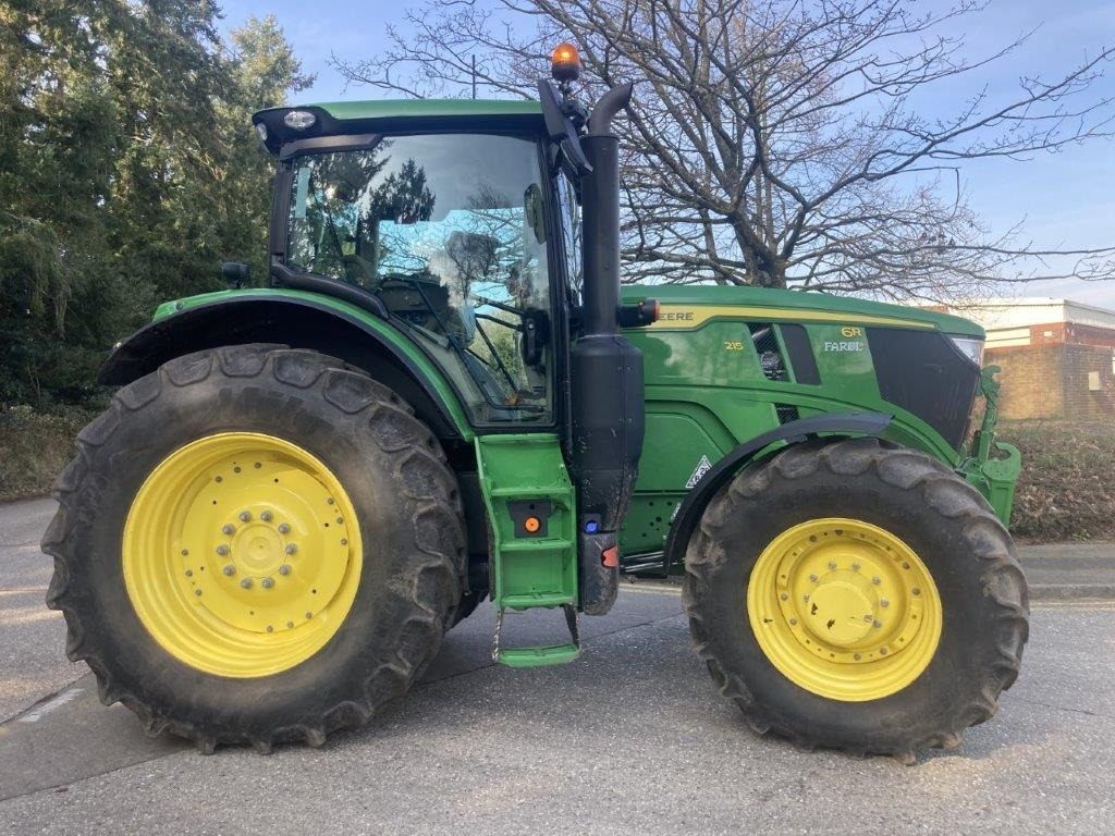 John Deere 6R 215 - Farm tractor: picture 1 John Deere 6R 215 - Farm tractor: picture 1