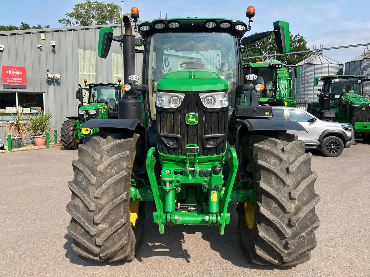 John Deere 6R 215 - Farm tractor: picture 4 John Deere 6R 215 - Farm tractor: picture 4