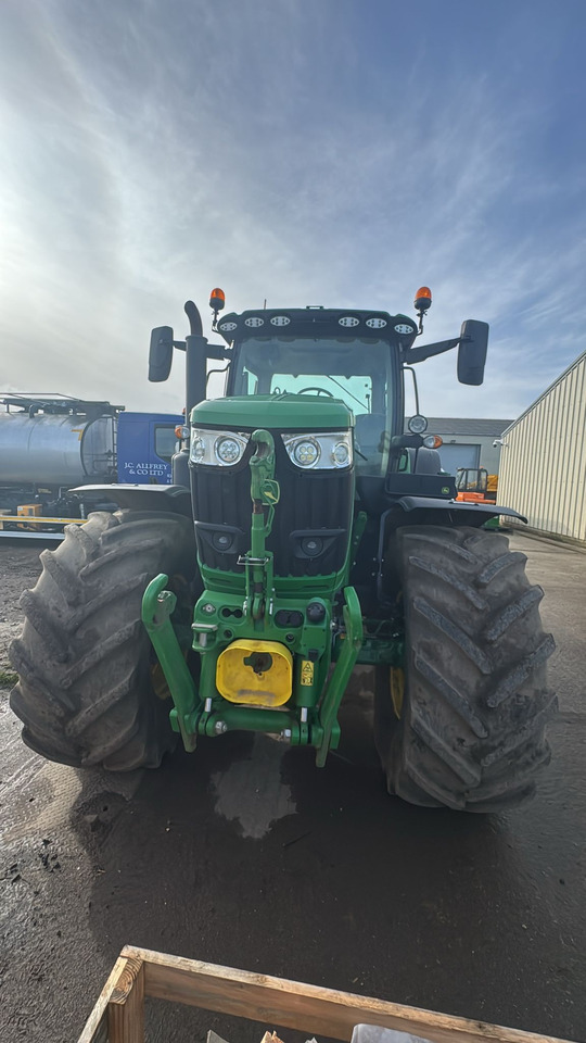 John Deere 6R 215 - Farm tractor: picture 3 John Deere 6R 215 - Farm tractor: picture 3