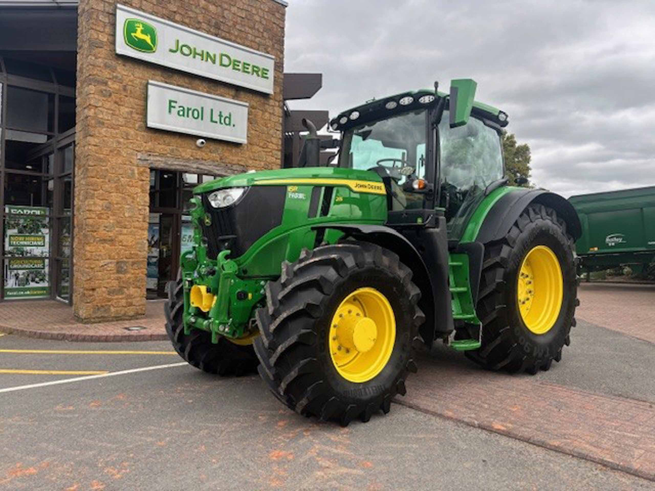 John Deere 6R 215 - Farm tractor: picture 3 John Deere 6R 215 - Farm tractor: picture 3