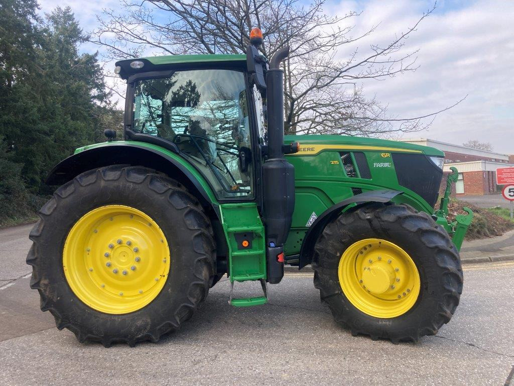 John Deere 6R 215 - Farm tractor: picture 1 John Deere 6R 215 - Farm tractor: picture 1