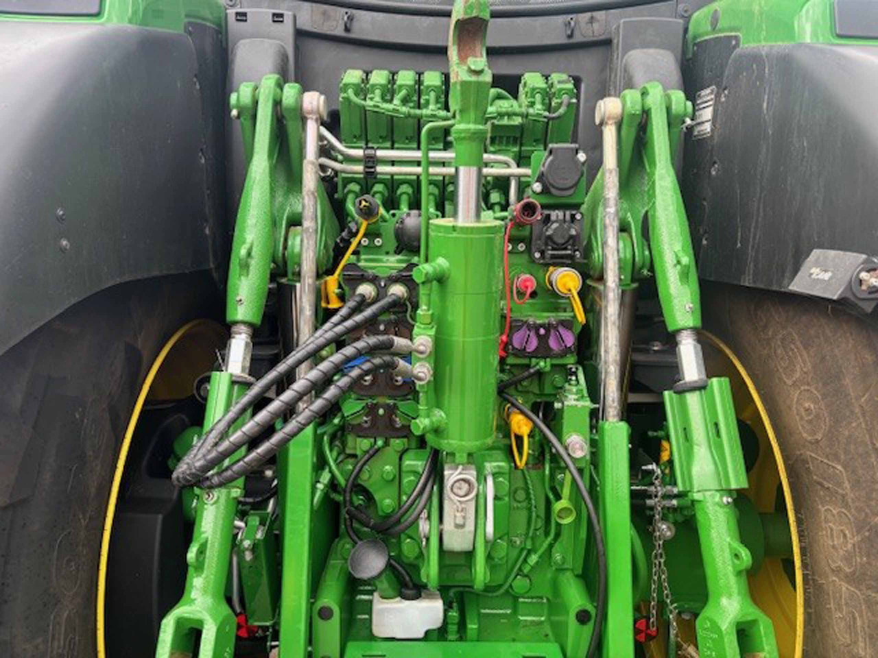 John Deere 6R 215 - Farm tractor: picture 5 John Deere 6R 215 - Farm tractor: picture 5