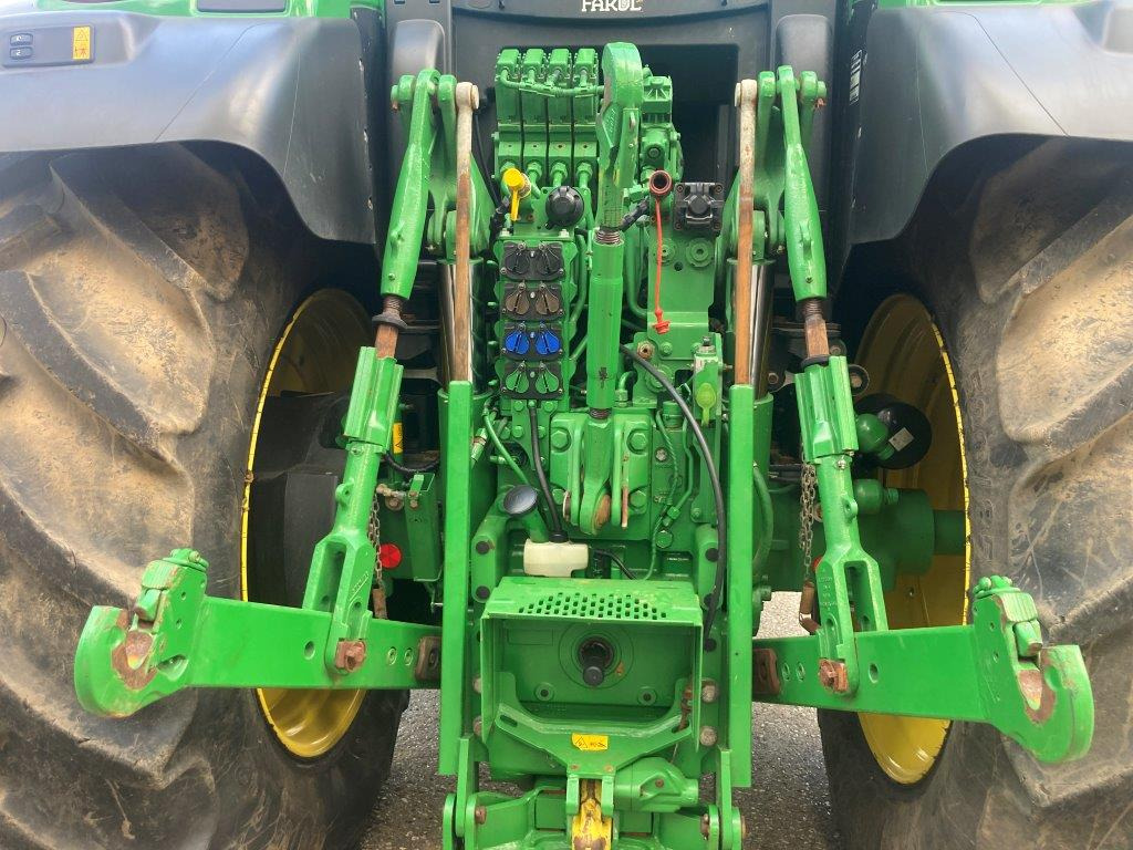 John Deere 6R 215 - Farm tractor: picture 5 John Deere 6R 215 - Farm tractor: picture 5