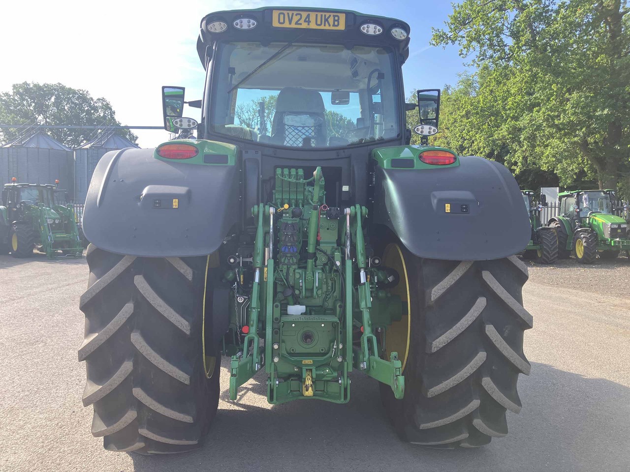 John Deere 6R 215 - Farm tractor: picture 4 John Deere 6R 215 - Farm tractor: picture 4