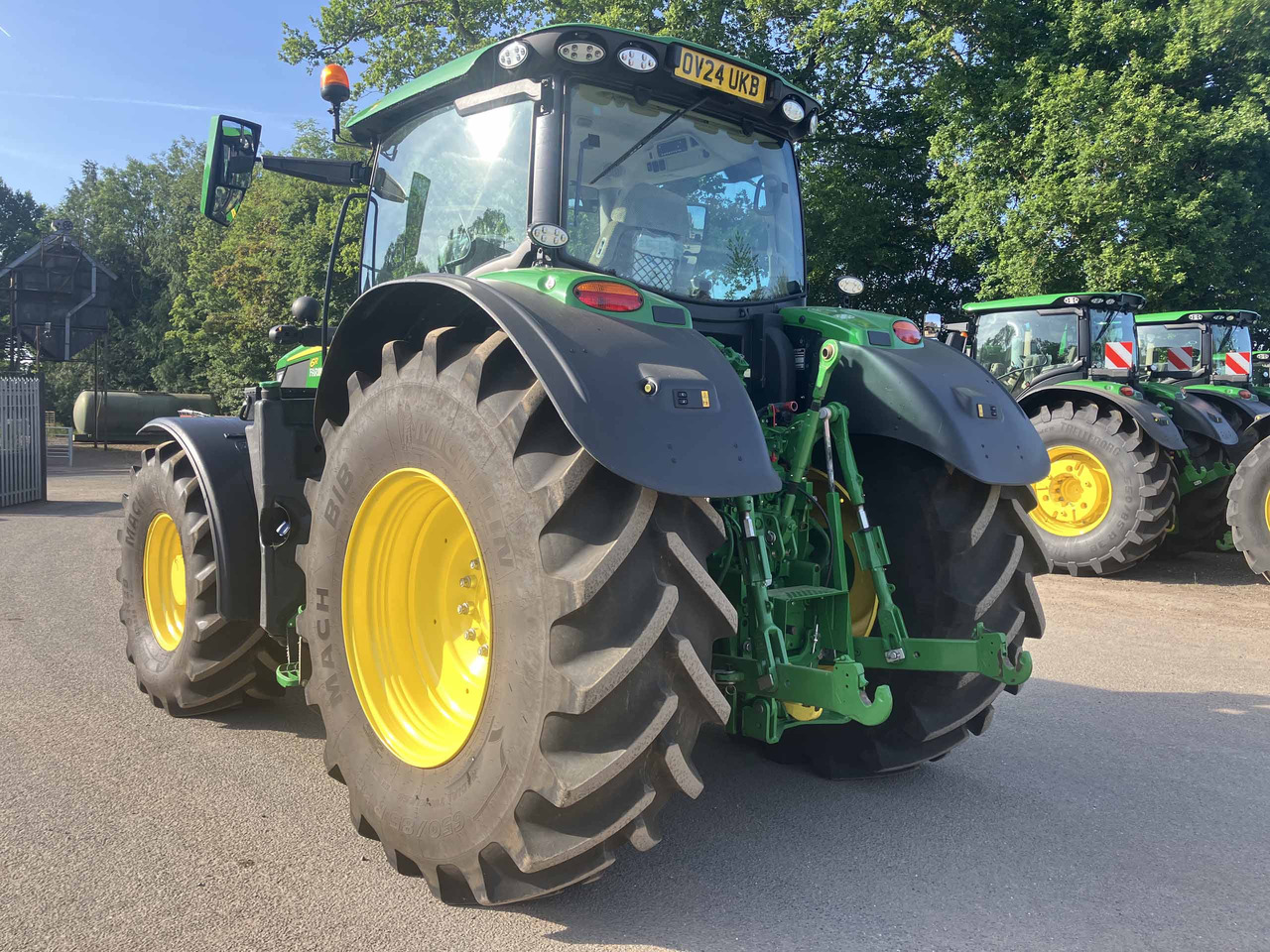 John Deere 6R 215 - Farm tractor: picture 3 John Deere 6R 215 - Farm tractor: picture 3