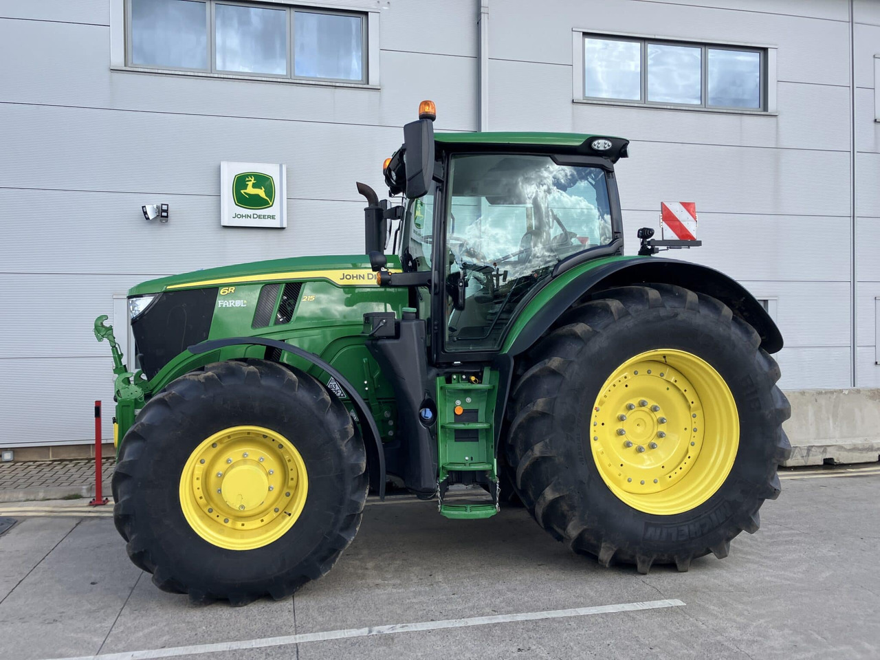 John Deere 6R 215 - Farm tractor: picture 2 John Deere 6R 215 - Farm tractor: picture 2