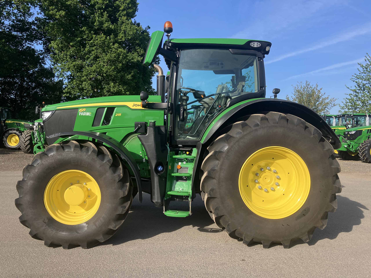 John Deere 6R 215 - Farm tractor: picture 2 John Deere 6R 215 - Farm tractor: picture 2