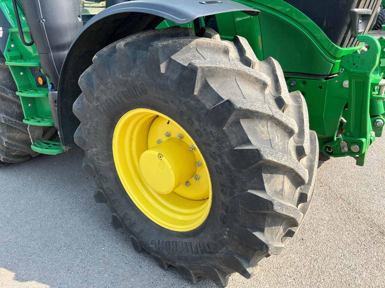 John Deere 6R 215 - Farm tractor: picture 5 John Deere 6R 215 - Farm tractor: picture 5