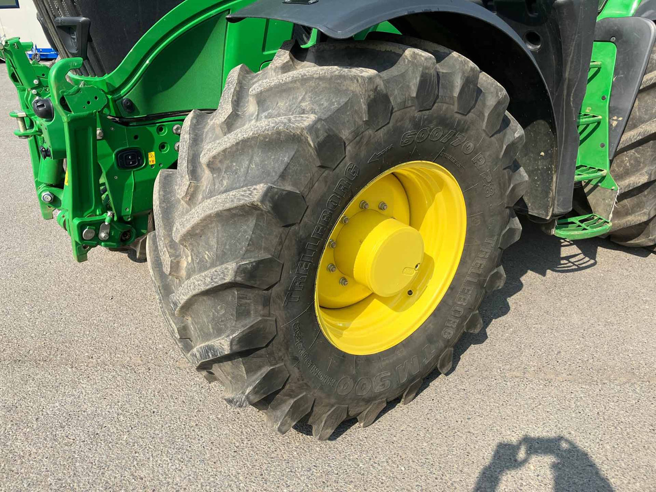 John Deere 6R 215 - Farm tractor: picture 2 John Deere 6R 215 - Farm tractor: picture 2