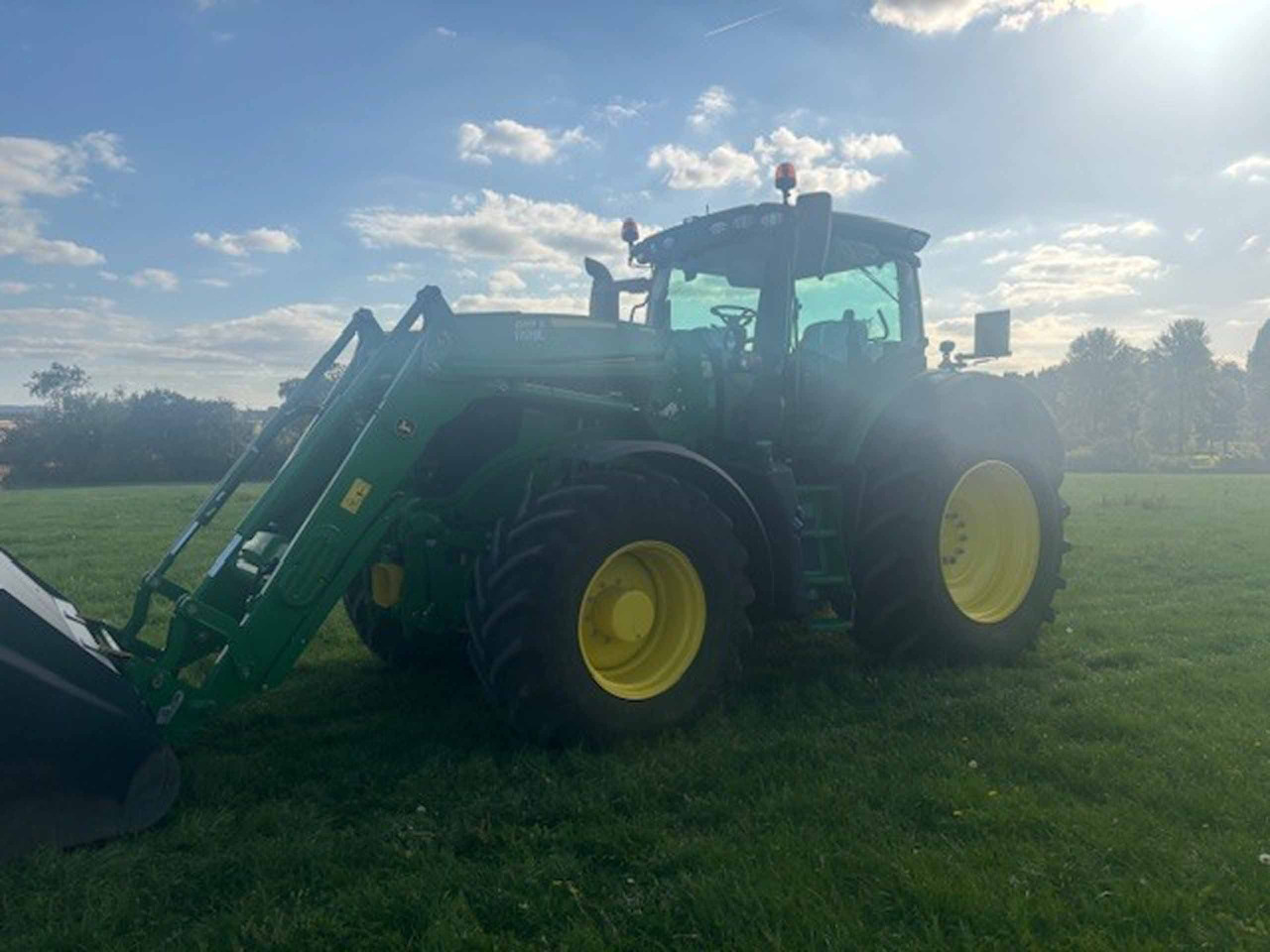 John Deere 6R 250 + 683R - Farm tractor: picture 2 John Deere 6R 250 + 683R - Farm tractor: picture 2
