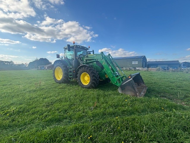 John Deere 6R 250 + 683R - Farm tractor: picture 1 John Deere 6R 250 + 683R - Farm tractor: picture 1