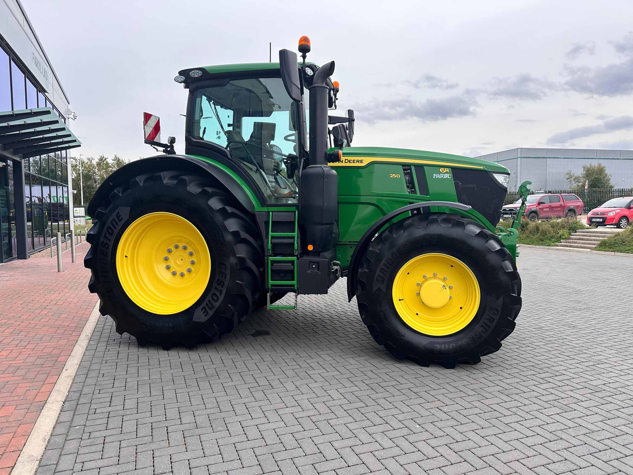 John Deere 6R 250 - Farm tractor: picture 4 John Deere 6R 250 - Farm tractor: picture 4