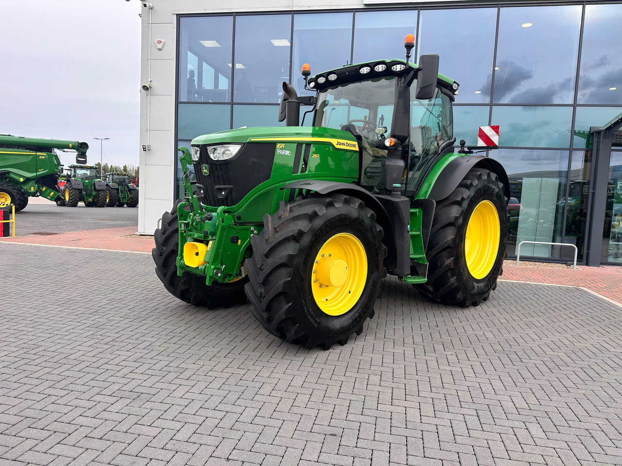 John Deere 6R 250 - Farm tractor: picture 1 John Deere 6R 250 - Farm tractor: picture 1
