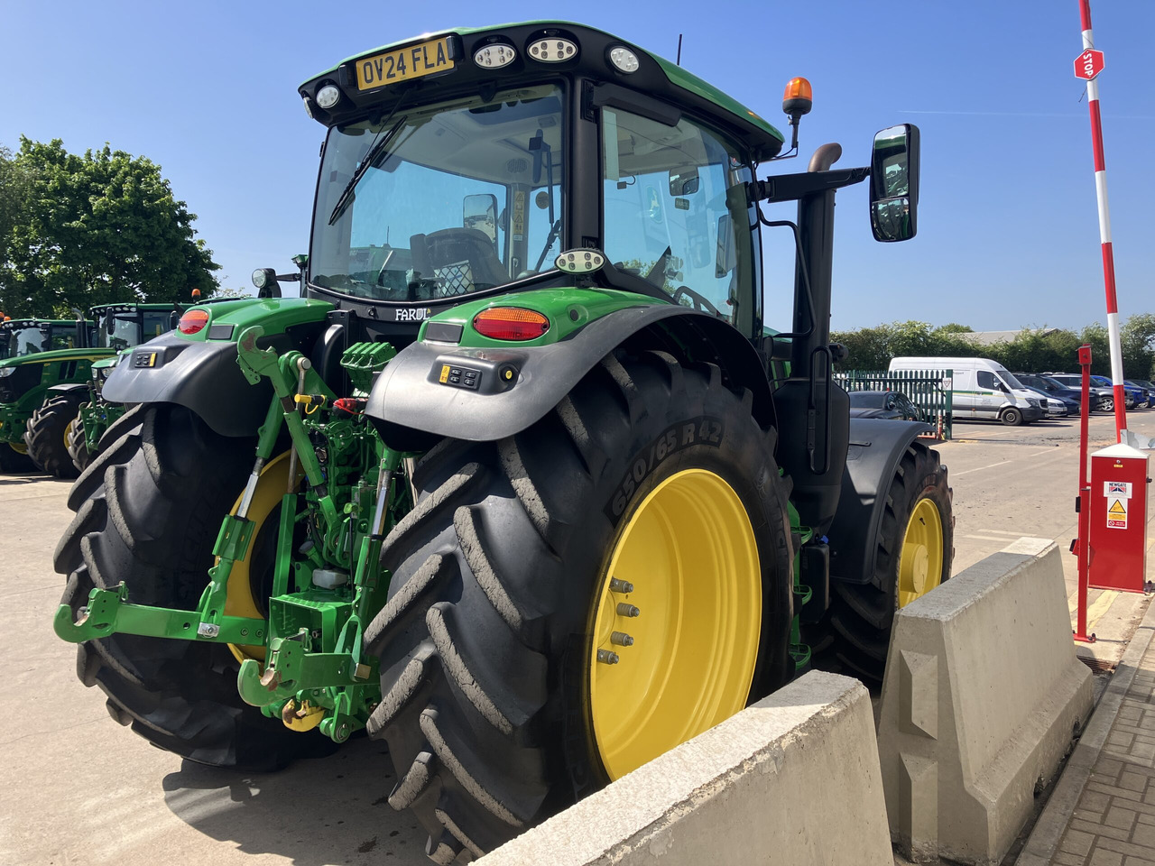 John Deere 6R155 - Farm tractor: picture 5 John Deere 6R155 - Farm tractor: picture 5