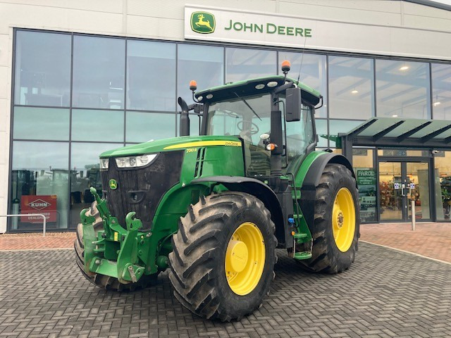 John Deere 7310R - Farm tractor: picture 1 John Deere 7310R - Farm tractor: picture 1