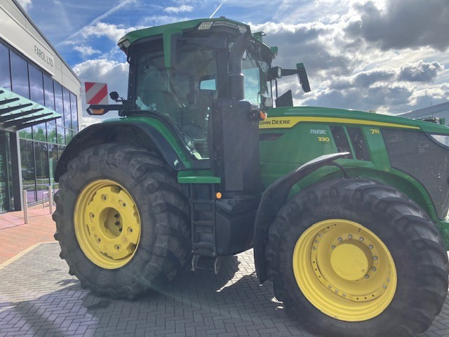John Deere 7R 330 - Farm tractor: picture 3 John Deere 7R 330 - Farm tractor: picture 3