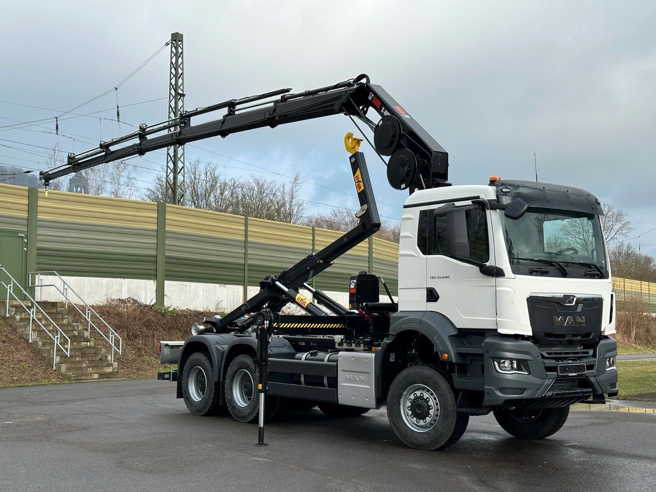 MAN TGS 33.440 6x6 BB Abrollkipper+Kran Hiab 228-6 - Hook lift truck, Crane truck: picture 3 MAN TGS 33.440 6x6 BB Abrollkipper+Kran Hiab 228-6 - Hook lift truck, Crane truck: picture 3