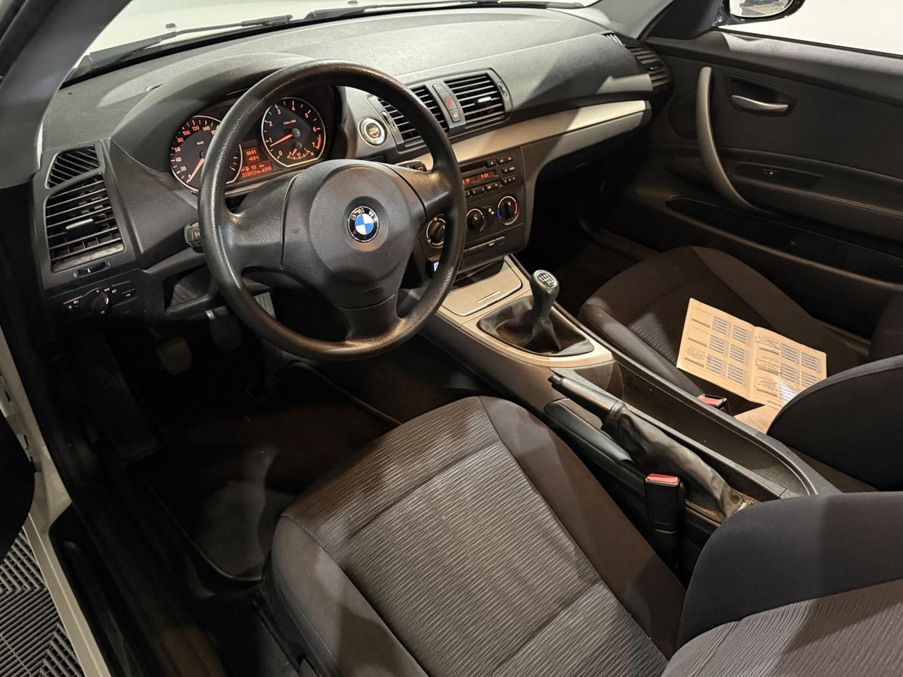BMW | 1-serie | 116i Introduction | 2007 | 332.014 km | 57XXLG | Logisch - Hatchback: picture 4 BMW | 1-serie | 116i Introduction | 2007 | 332.014 km | 57XXLG | Logisch - Hatchback: picture 4
