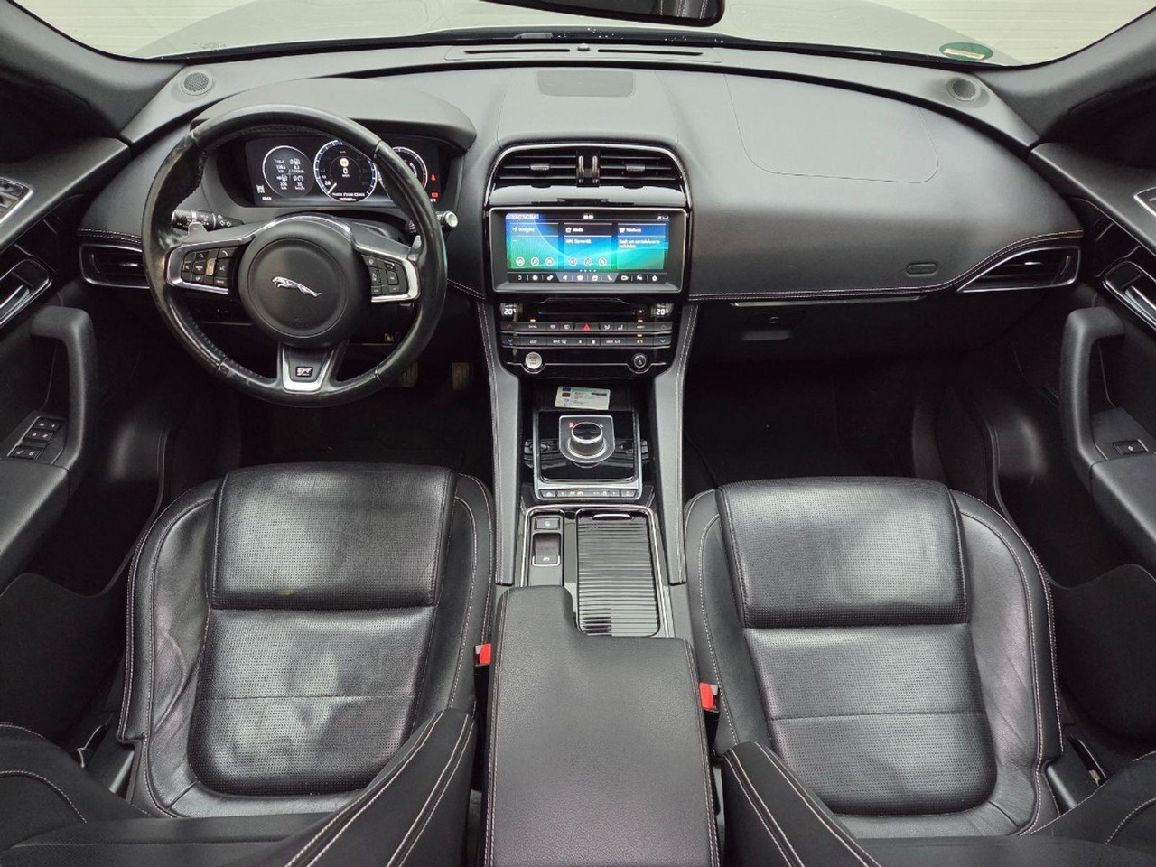 Jaguar F-PACE 2.0 Portfolio AWD 25d | 2018 | 192.306 km | Automaat | RP361X | NAP: Logisch - SUV: picture 5 Jaguar F-PACE 2.0 Portfolio AWD 25d | 2018 | 192.306 km | Automaat | RP361X | NAP: Logisch - SUV: picture 5