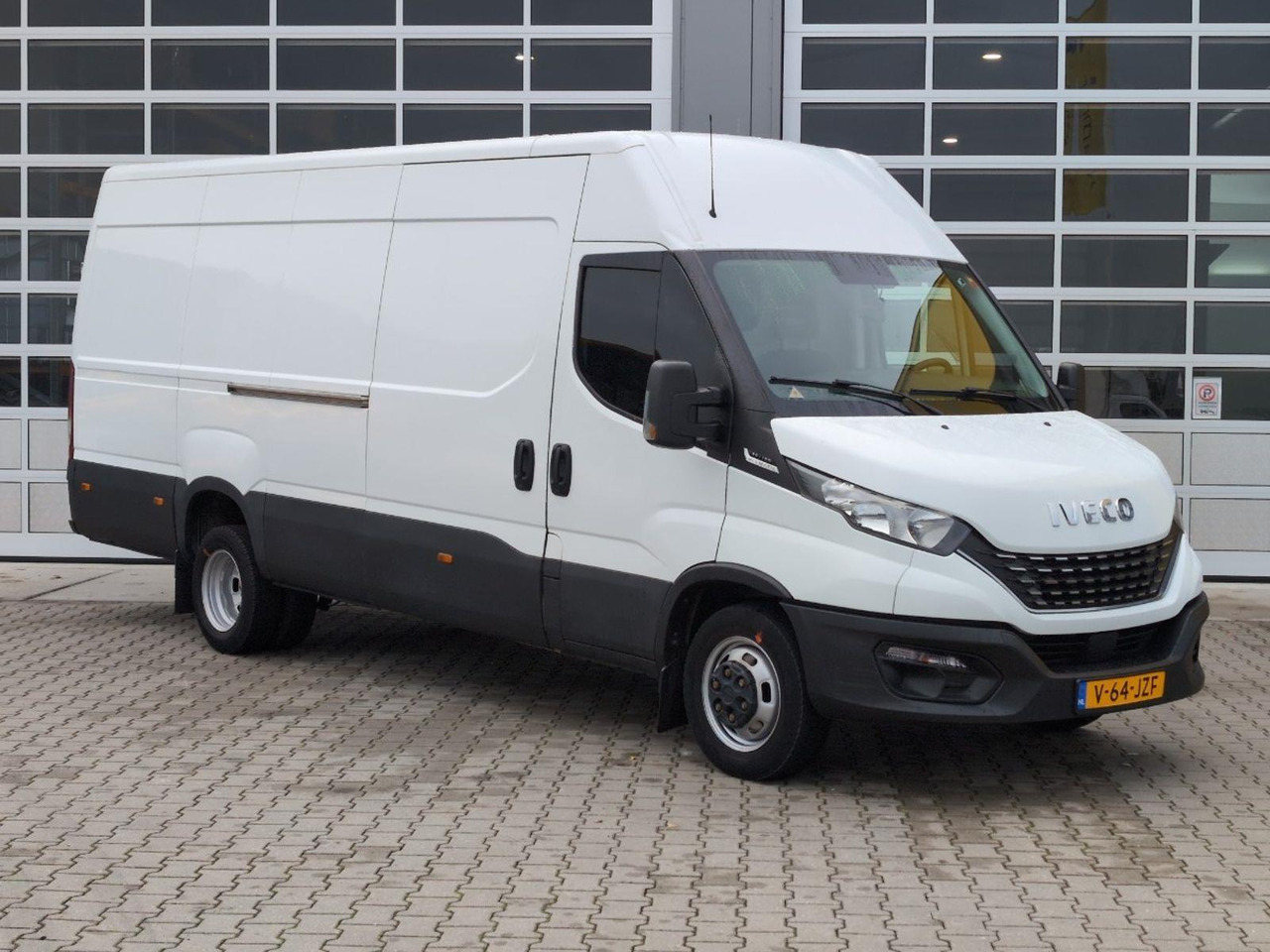 Iveco Daily 35C16V 2.3 410 H2 | 2021 | 129.296 km | Automaat | V64JZF | NAP: Geen oordeel - Other machinery: picture 2 Iveco Daily 35C16V 2.3 410 H2 | 2021 | 129.296 km | Automaat | V64JZF | NAP: Geen oordeel - Other machinery: picture 2