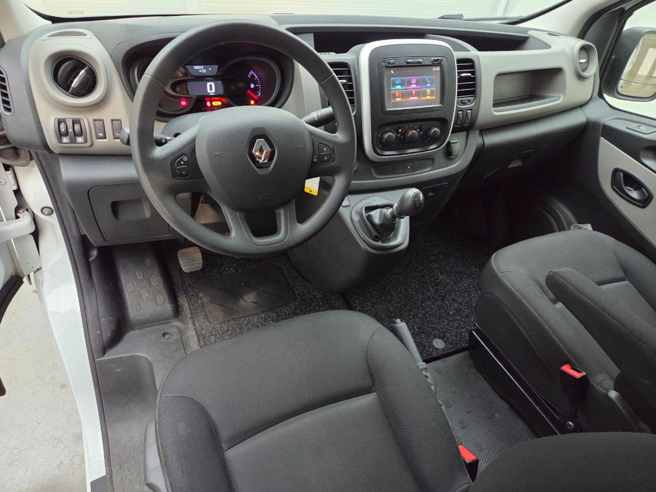 Renault Trafic 1.6 dCi T29 L1H1 Comfort Energy | 2018 | 188.221 km | V327TJ | NAP: Logisch - Other machinery: picture 5 Renault Trafic 1.6 dCi T29 L1H1 Comfort Energy | 2018 | 188.221 km | V327TJ | NAP: Logisch - Other machinery: picture 5