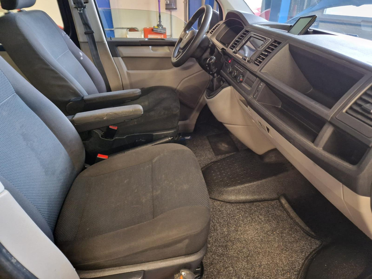 Volkswagen | Transporter | 2.0 TDI L1H1 DC Highline | 2018 | 251.292 km | V731RR | Logisch - Other machinery: picture 2 Volkswagen | Transporter | 2.0 TDI L1H1 DC Highline | 2018 | 251.292 km | V731RR | Logisch - Other machinery: picture 2