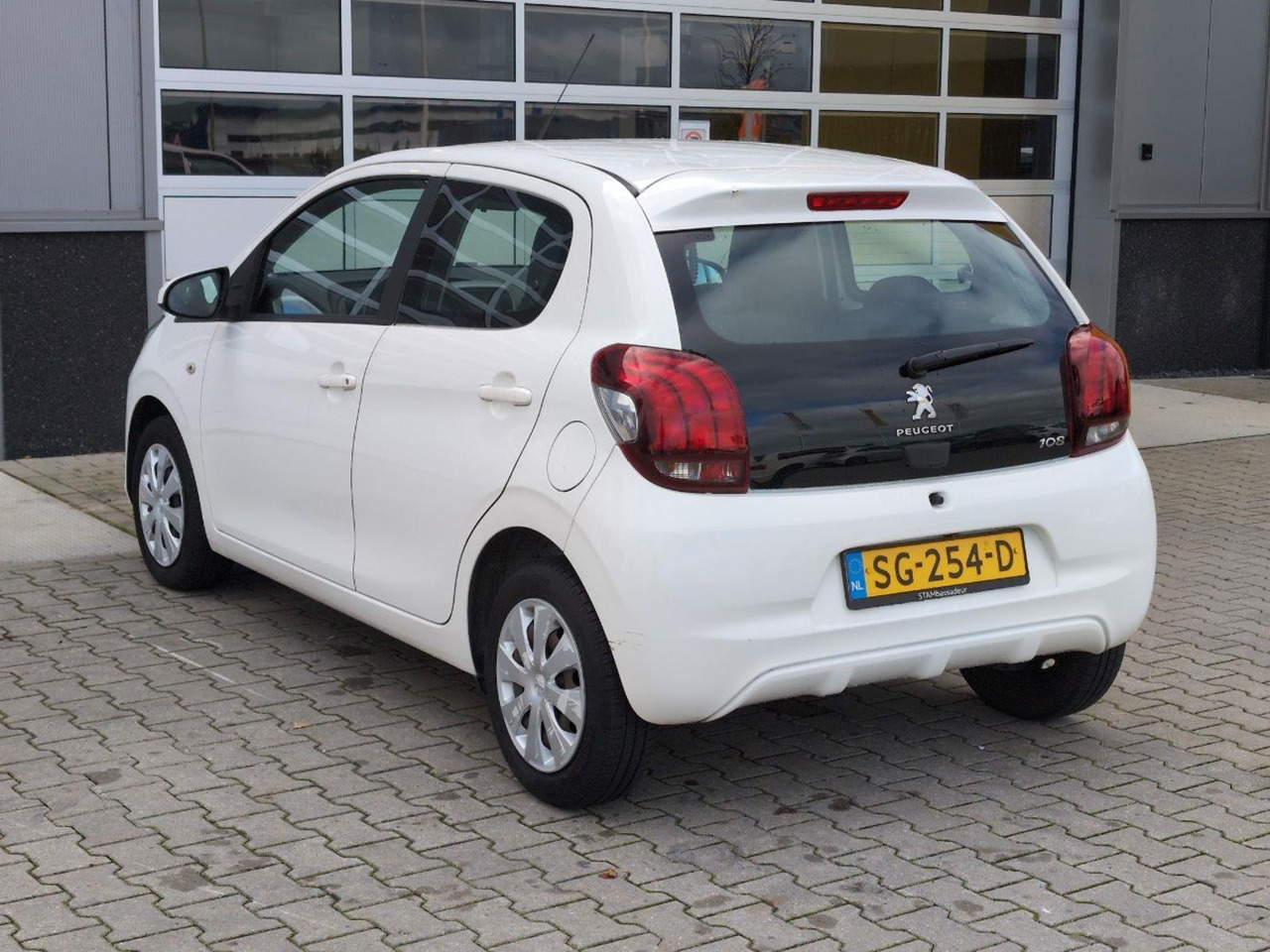 Peugeot 108 1.0 e - VTi Active | 2018 | 73.241 km | Automaat | SG254D | NAP: Logisch - Hatchback: picture 3 Peugeot 108 1.0 e - VTi Active | 2018 | 73.241 km | Automaat | SG254D | NAP: Logisch - Hatchback: picture 3