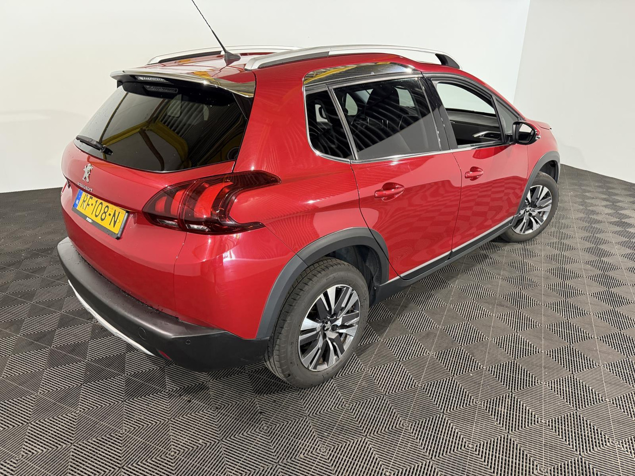 Peugeot 2008 1.2 PureTech Blue Lease Executive RF-108-N 141.645 km - Car: picture 5 Peugeot 2008 1.2 PureTech Blue Lease Executive RF-108-N 141.645 km - Car: picture 5