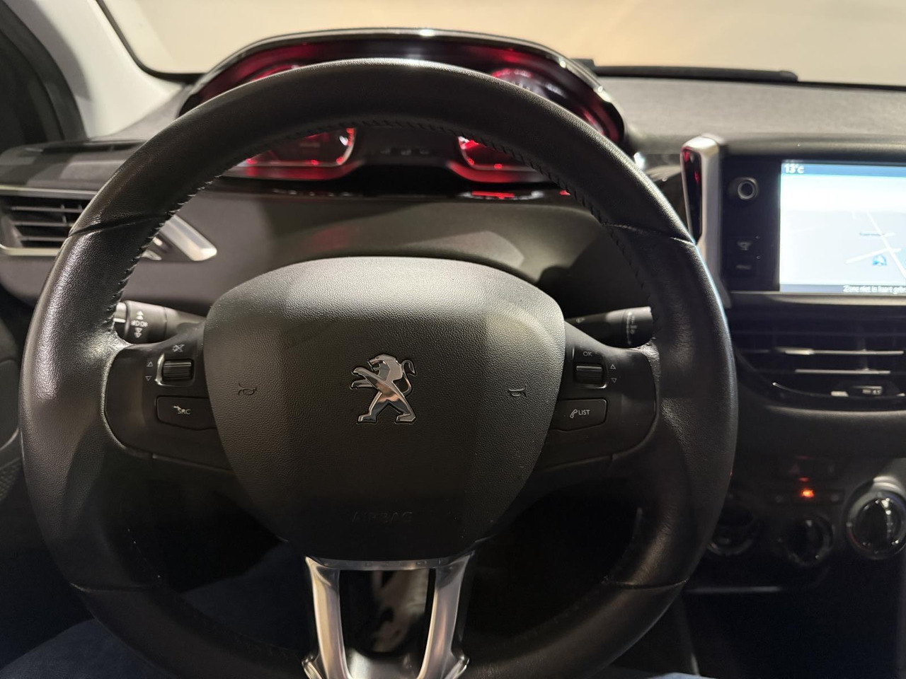 Peugeot | 208 | 1.2 VTi Style | 2014 | 191.063 km | 9XVB78 | Logisch - Hatchback: picture 4 Peugeot | 208 | 1.2 VTi Style | 2014 | 191.063 km | 9XVB78 | Logisch - Hatchback: picture 4