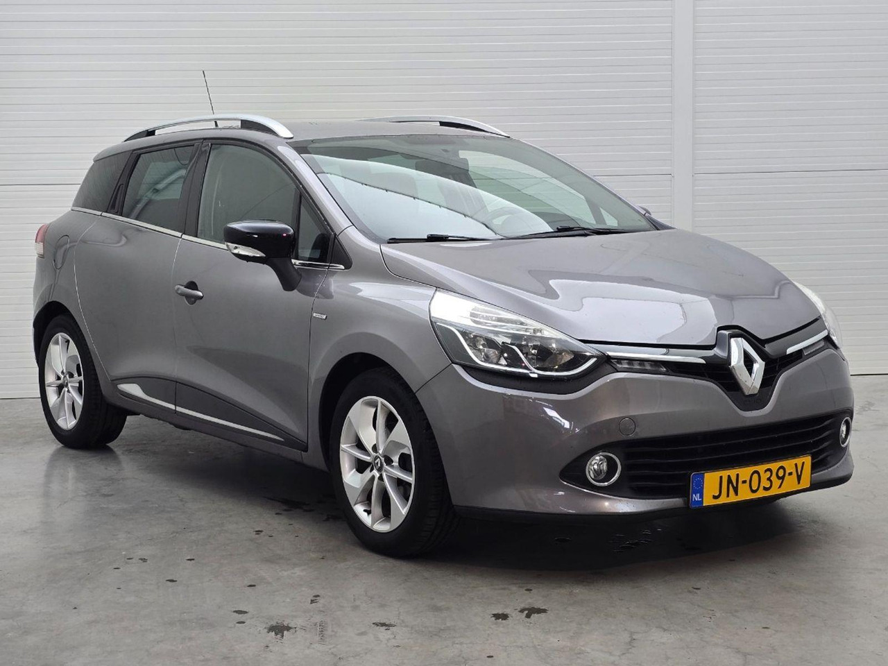 Renault Clio Estate 0.9 TCe Limited | 2016 | 152.751 km | JN039V | NAP: Logisch - Car: picture 2 Renault Clio Estate 0.9 TCe Limited | 2016 | 152.751 km | JN039V | NAP: Logisch - Car: picture 2