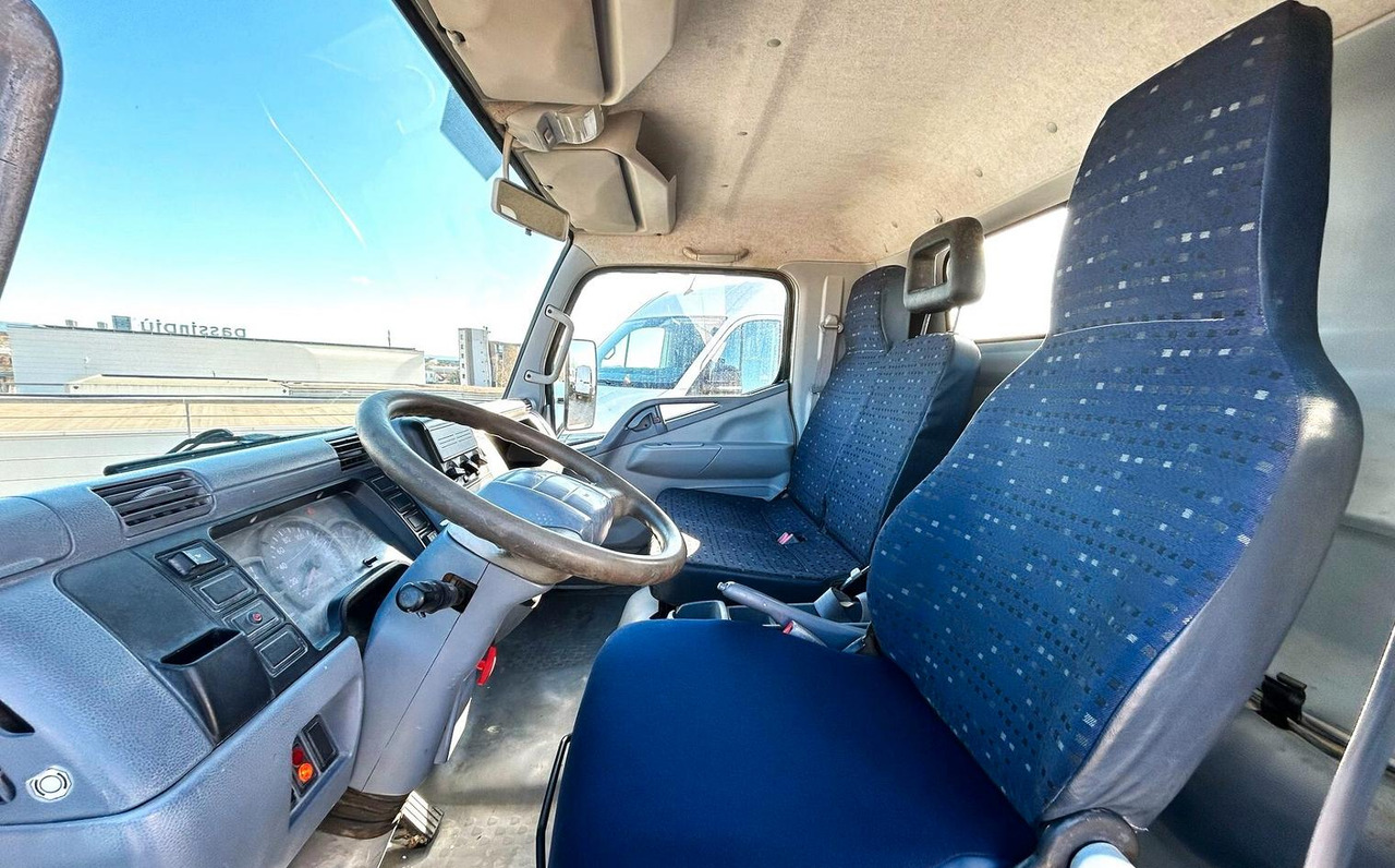 Interior photo 2: Leasing of  Mitsubishi Canter 3C13 Ribaltabile trilaterale Mitsubishi Canter 3C13 Ribaltabile trilaterale