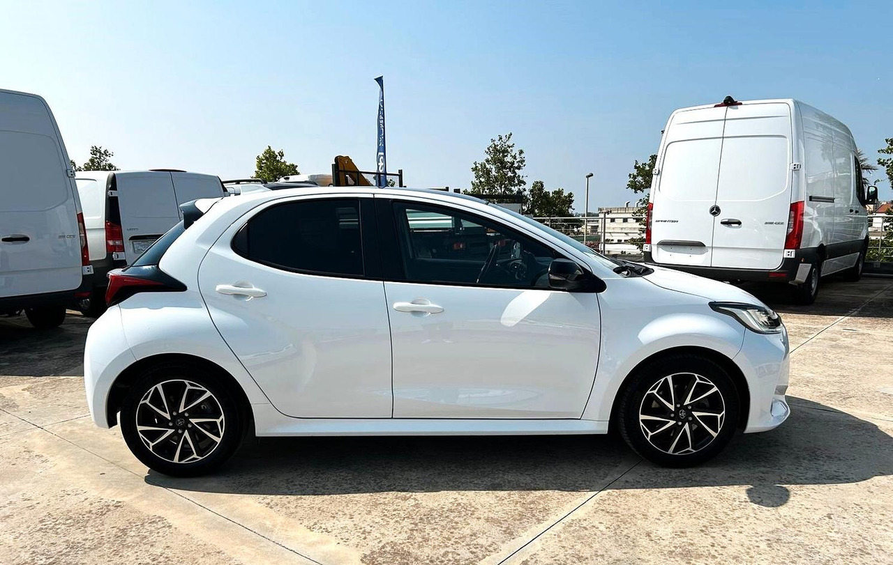 Toyota Yaris 1.5 Hybrid 5 porte Lounge - Sedan: picture 4 Toyota Yaris 1.5 Hybrid 5 porte Lounge - Sedan: picture 4