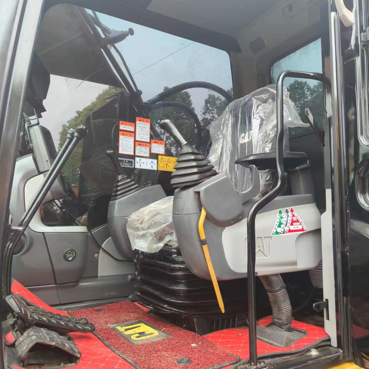 Crawler excavator CATERPILLAR 320D2: picture 9