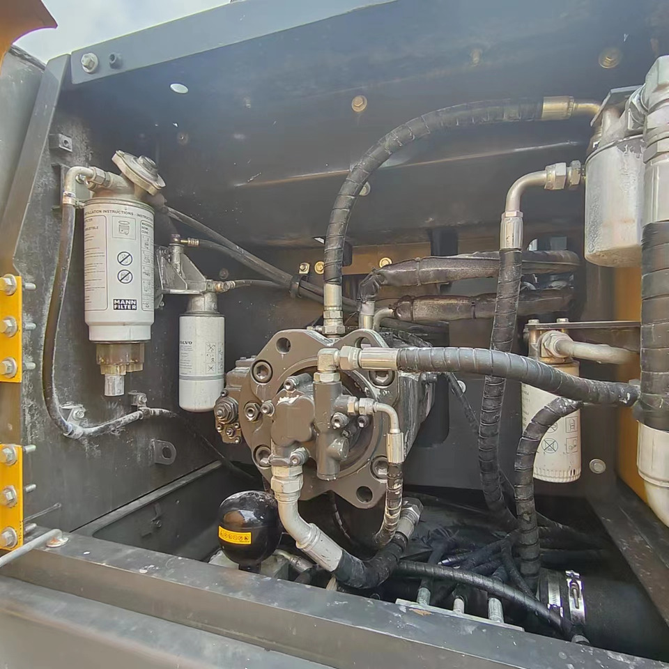 Crawler excavator VOLVO EC240: picture 15