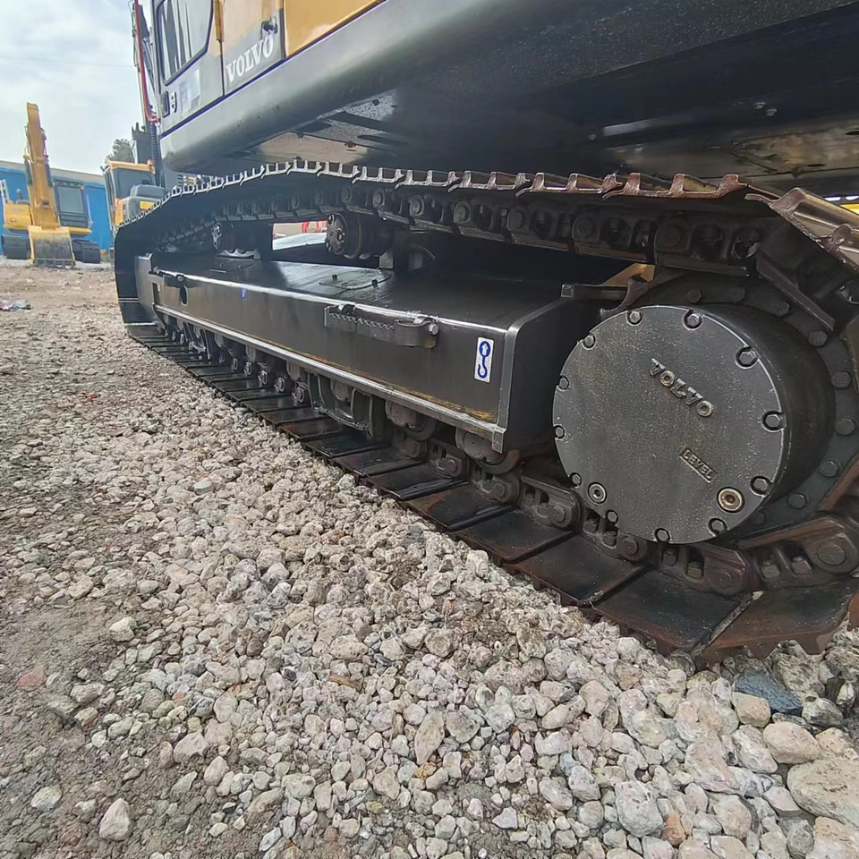 Crawler excavator VOLVO EC240: picture 17