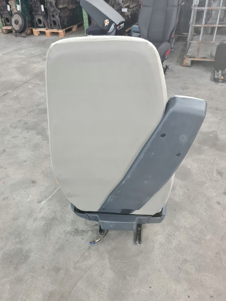 RENAULT FOTEL PNEUMATYCZNY PRAWY SIEDZENIE PASAŻERA RENAULT PREMIUM MIDLUM DXI - Seat for Truck: picture 4 RENAULT FOTEL PNEUMATYCZNY PRAWY SIEDZENIE PASAŻERA RENAULT PREMIUM MIDLUM DXI - Seat for Truck: picture 4