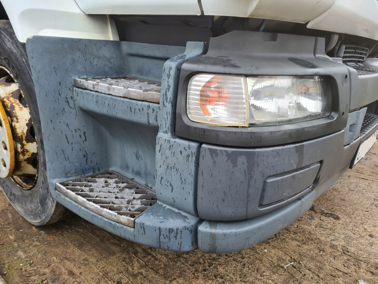 RENAULT ZDERZAK KOMPLETNY Z LAMPAMI BELKA STOPNIE RENAULT MIDLUM DXI 22.5 EURO 5 - Bumper for Truck: picture 3 RENAULT ZDERZAK KOMPLETNY Z LAMPAMI BELKA STOPNIE RENAULT MIDLUM DXI 22.5 EURO 5 - Bumper for Truck: picture 3