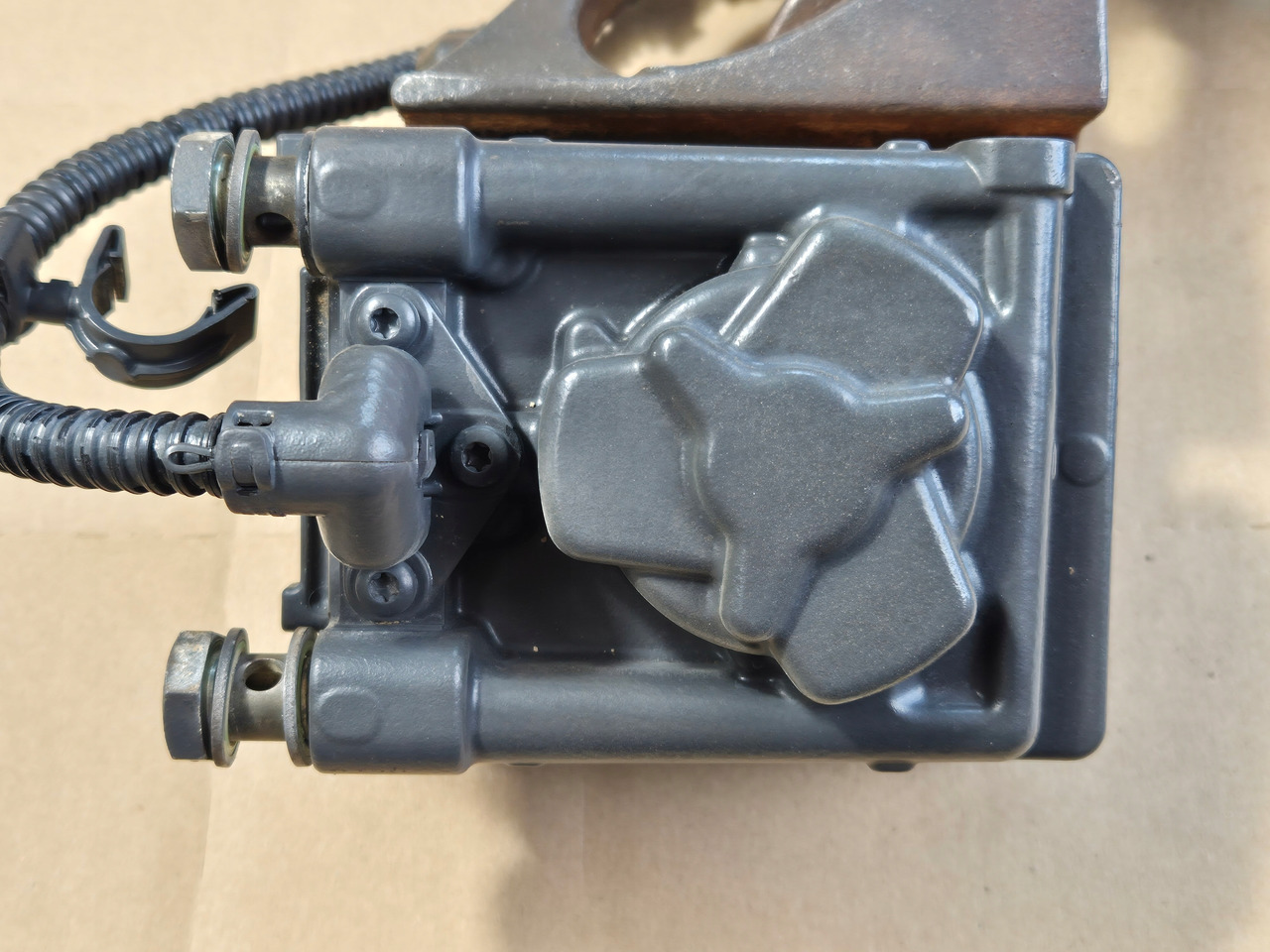 VOLVO ZAWÓR EGR KLAPA EGR RENAULT GAMA EVO TURBO COMPOUND VOLVO FH FM 24328031 - Engine and parts for Truck: picture 3 VOLVO ZAWÓR EGR KLAPA EGR RENAULT GAMA EVO TURBO COMPOUND VOLVO FH FM 24328031 - Engine and parts for Truck: picture 3