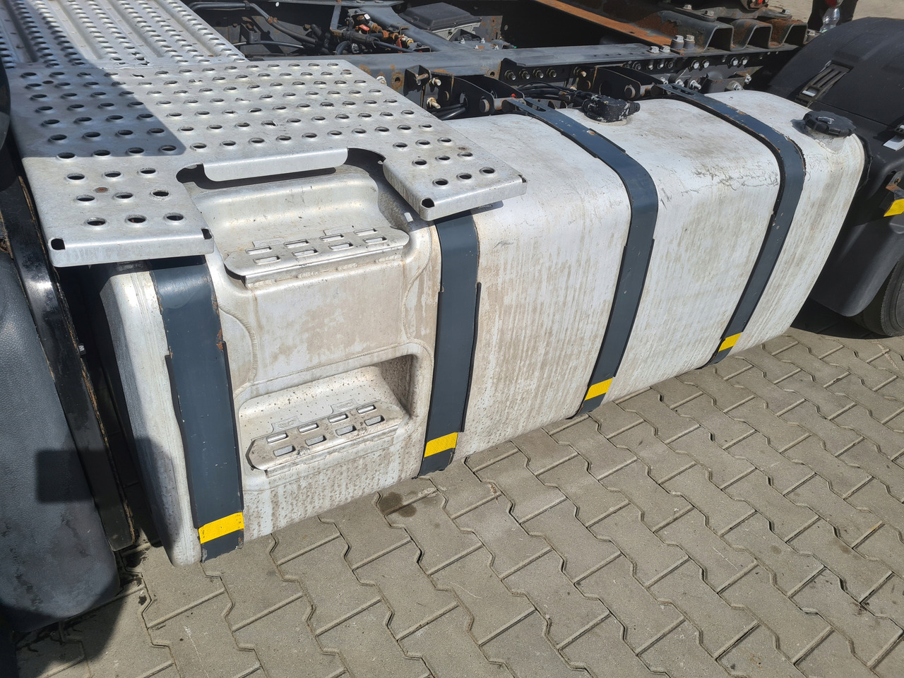 VOLVO ZBIORNIK PALIWA RENAULT PREMIUM MAGNUM DXI GAMA T VOLVO FH 13 4 180X70X70 - Fuel tank for Truck: picture 3 VOLVO ZBIORNIK PALIWA RENAULT PREMIUM MAGNUM DXI GAMA T VOLVO FH 13 4 180X70X70 - Fuel tank for Truck: picture 3