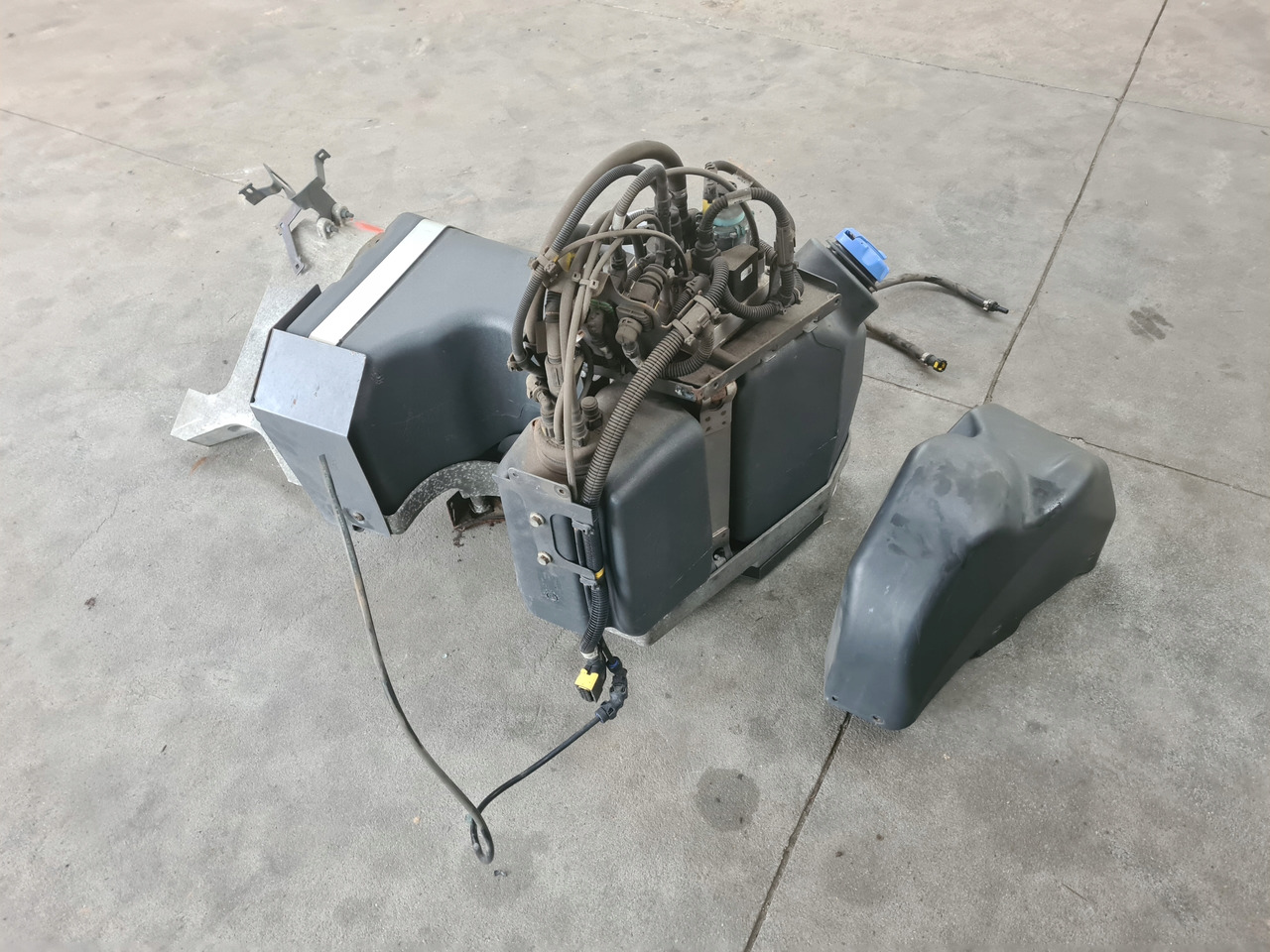 VOLVO ZBIORNIK POMPA WIĄZKA ADBLUE KOMPLET RENAULT GAMA T VOLVO FH 4 FM 4 - AdBlue tank: picture 4 VOLVO ZBIORNIK POMPA WIĄZKA ADBLUE KOMPLET RENAULT GAMA T VOLVO FH 4 FM 4 - AdBlue tank: picture 4