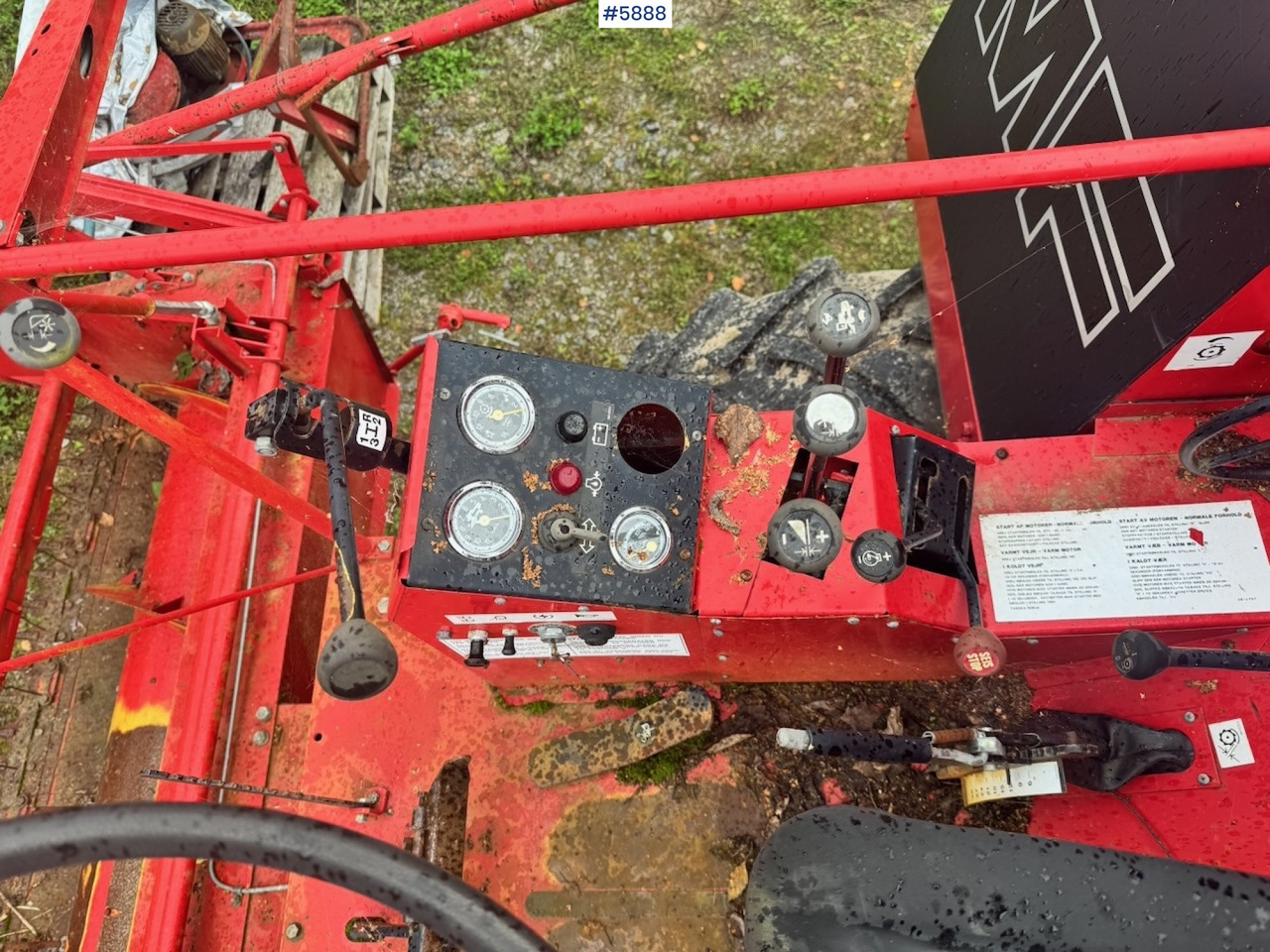 Combine harvester 1986 Massey Ferguson 330 combine harvester: picture 16