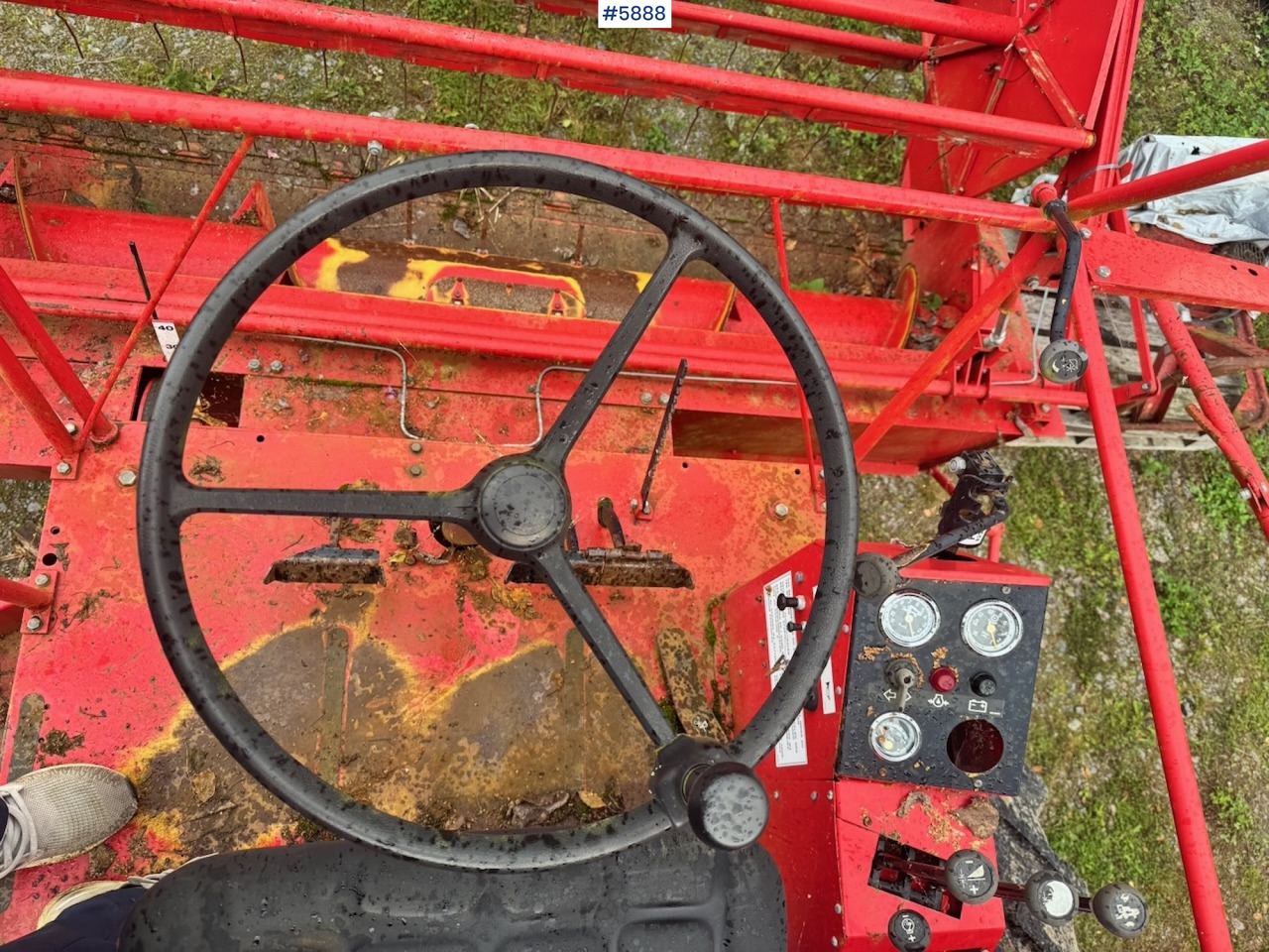 Combine harvester 1986 Massey Ferguson 330 combine harvester: picture 15