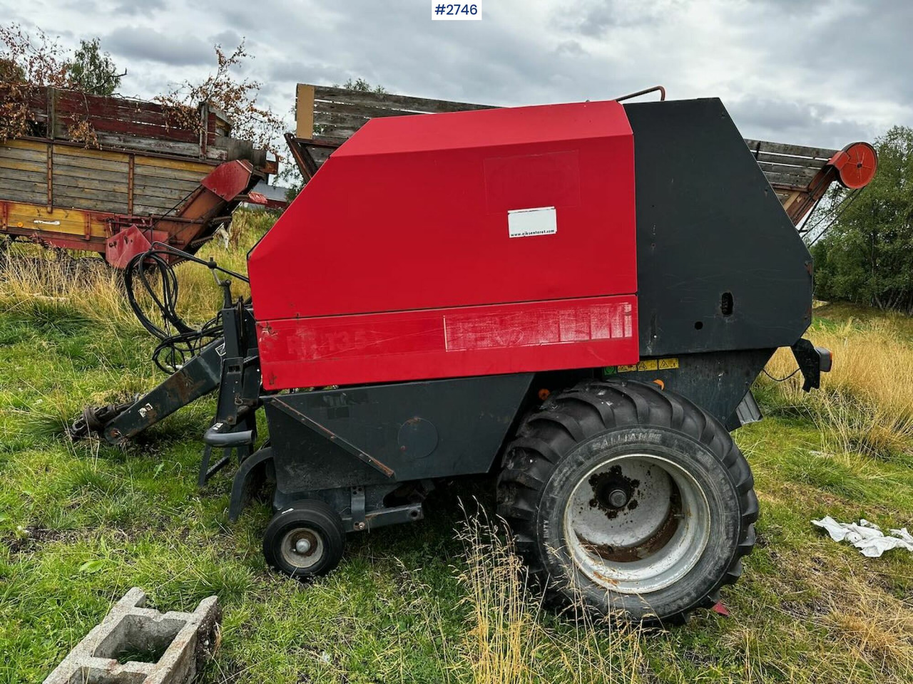 2002 Vicon RF135 round baler and Kvernland round baler - Hay and forage equipment: picture 4 2002 Vicon RF135 round baler and Kvernland round baler - Hay and forage equipment: picture 4